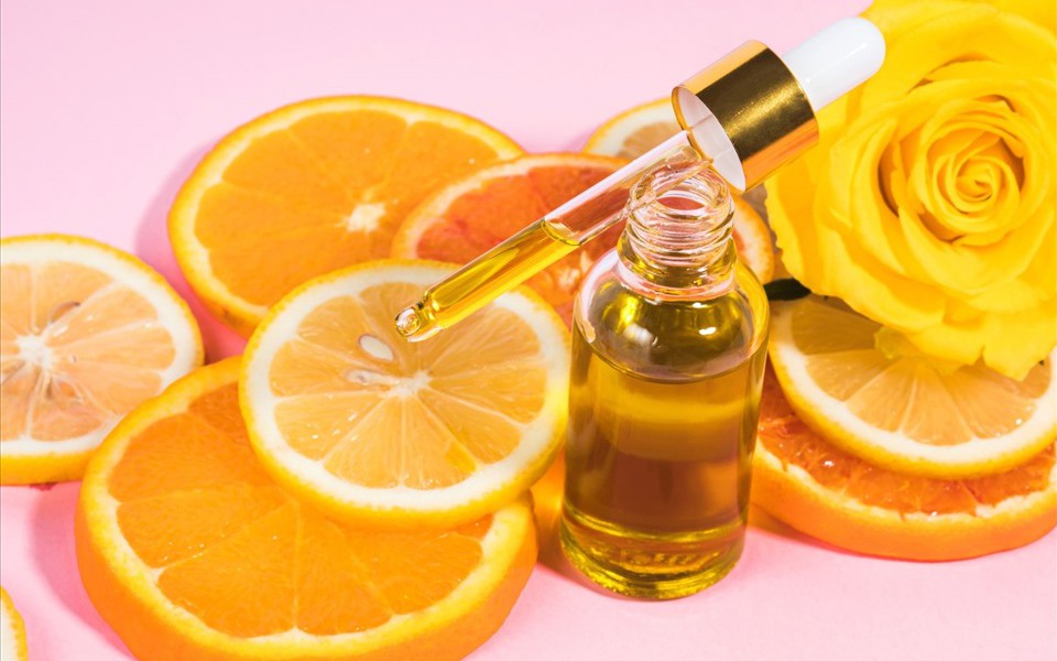 serum vitamin c buoi sang bi bat nang khong